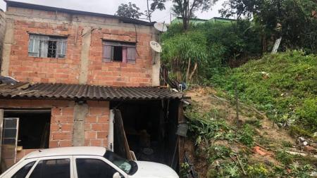 Moradores relatam que barranco está cedendo com a chuva