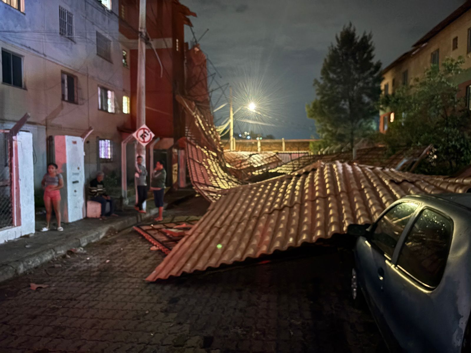 Moradores da Serra, em BH, denunciam falta de assistência após vendaval arrancar telhado de prédios