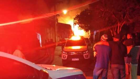 Moradores são retirados das casas