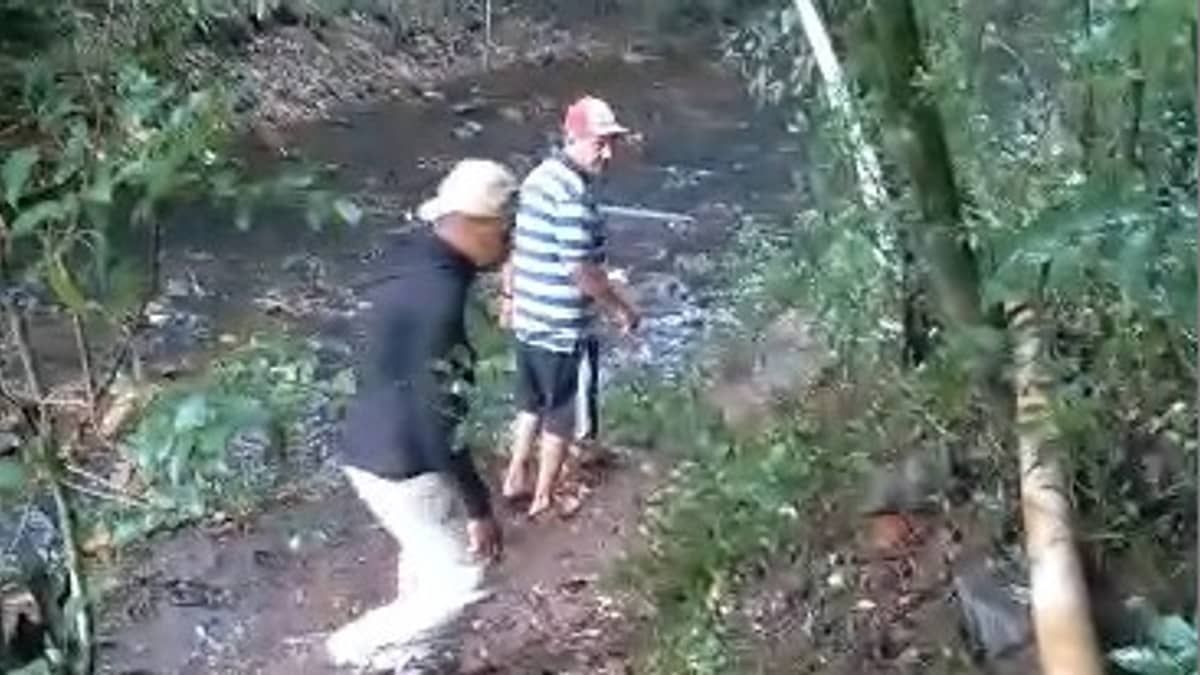 Moradores se arriscam em reparo emergencial de cano quebrado da Saneouro
