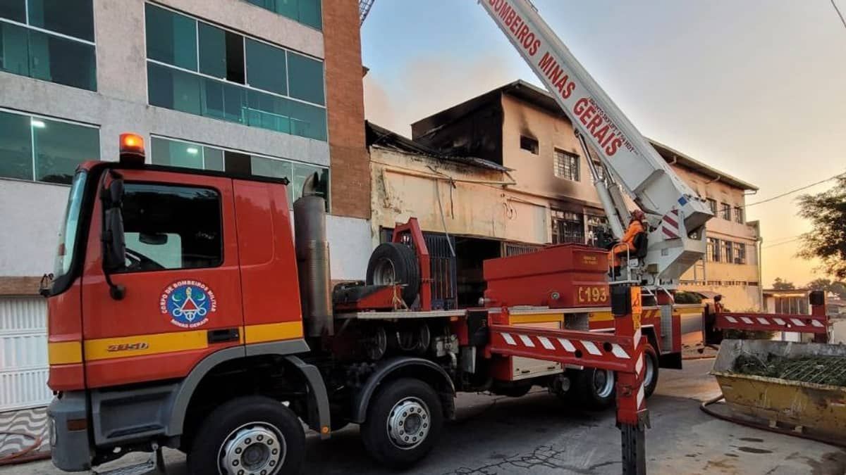 Incêndio em empresa de eventos: Defesa Civil isola 15 imóveis vizinhos ao galpão em BH