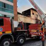 Incêndio em empresa de eventos: Defesa Civil isola 15 imóveis vizinhos ao galpão em BH