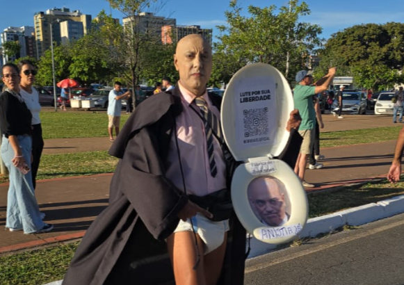 Ato pró-Anistia em Brasília tem presença de Bolsonaro e homem vestido de Moraes