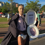 Ato pró-Anistia em Brasília tem presença de Bolsonaro e homem vestido de Moraes
