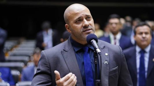 Moraes determina cumprimento de pena de Daniel Silveira.