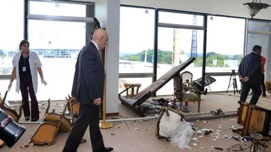Moraes determinou que plataformas digitais informem se denunciados no 8 de janeiro seguiam Bolsonaro nas redes