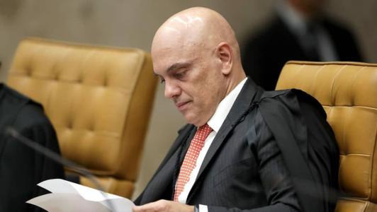 Moraes determinou que o preso deve usar tornozeleira eletrônica e o proibiu de sair do país