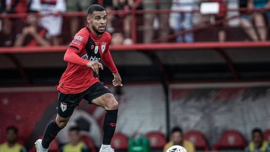 Moraes Jr em campo pelo Atlético-GO