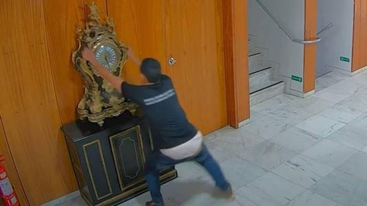 Moraes mantém prisão de homem que derrubou relógio de Dom João VI.