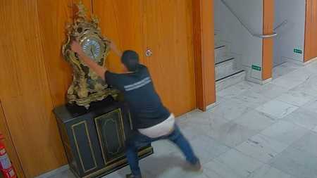 Moraes mantém prisão de homem que derrubou relógio de Dom João VI.