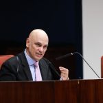 No STF, Moraes exibe vídeo de Bolsonaro e questiona: 'isso não é ameaça?'