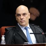 Moraes cita 'ousadia criminosa' de Bolsonaro ao lidar com 'tarifaço' em decisão que impõe uso de tornozeleira eletrônica