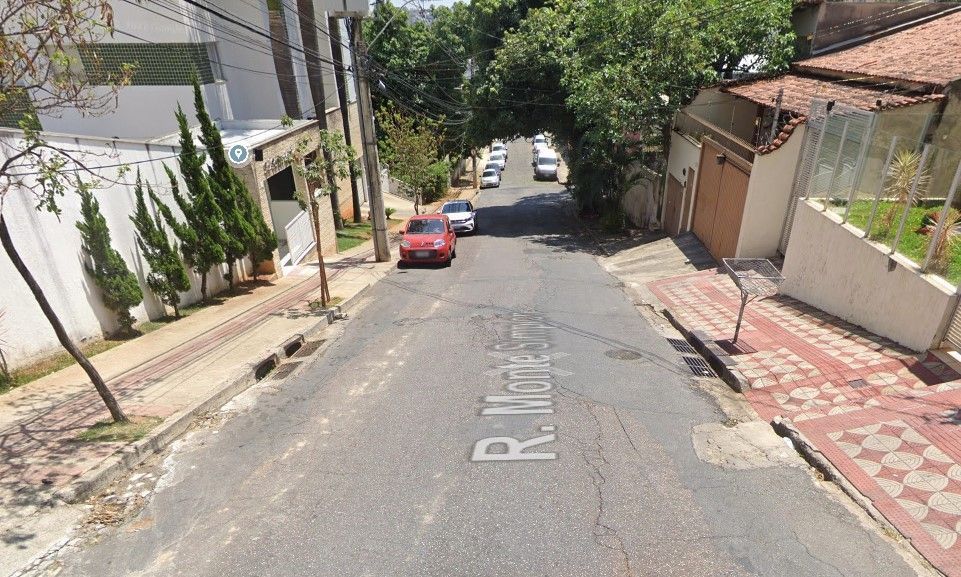 Ônibus de viagem perde controle em morro e atinge carro com idosos em BH