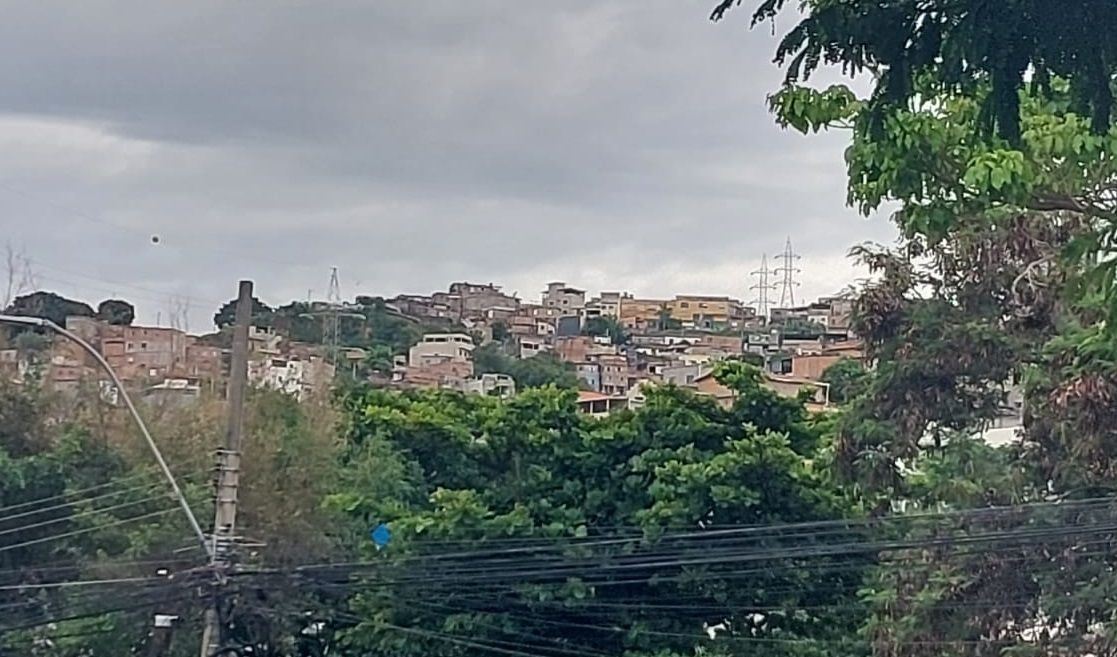 Moradores de aglomerado da região Oeste de BH registram intenso tiroteio após assassinato de jovem