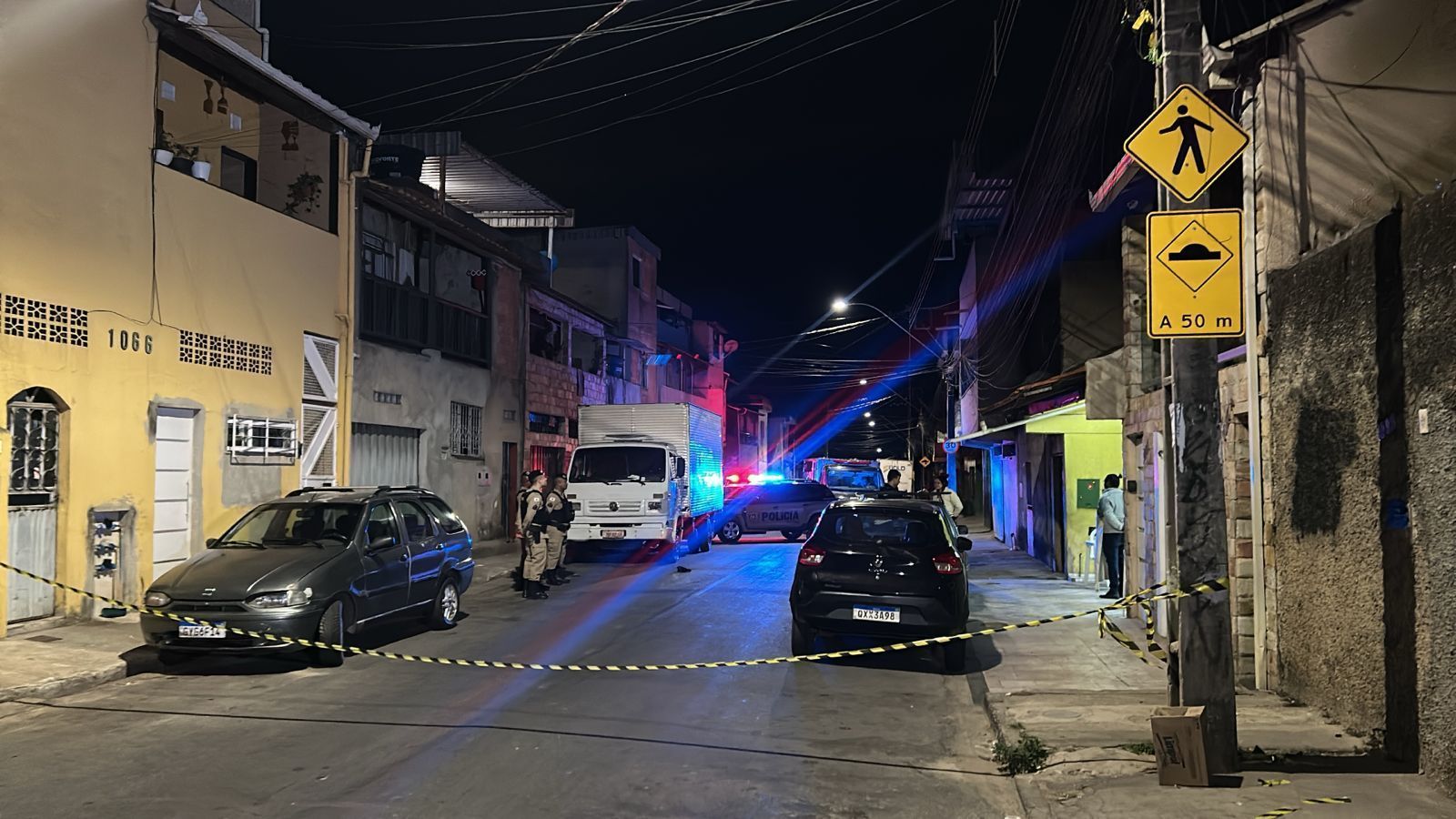 Homem é assassinado na porta de bar ao lado de mulher em Contagem, na Grande BH
