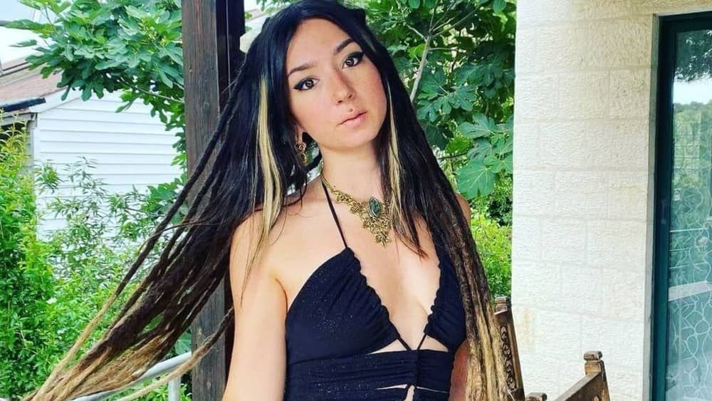Quem é Shani Louk, a DJ alemã-israelense sequestrada e morta pelo Hamas?