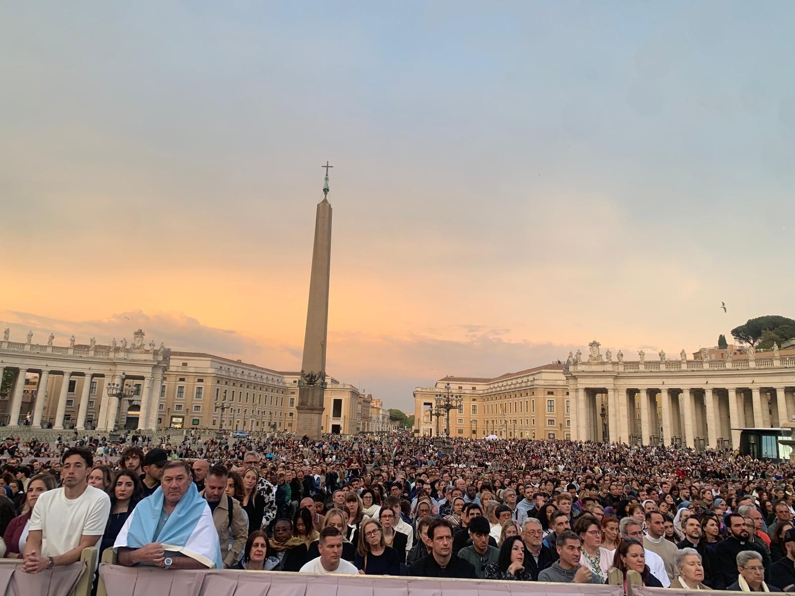 Morte do Papa: católicos se reúnem na Praça São Pedro e homenageiam Francisco; fotos