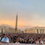 Morte do Papa: católicos se reúnem na Praça São Pedro e homenageiam Francisco; fotos