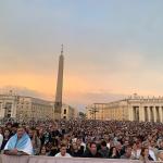 Morte do Papa: católicos se reúnem na Praça São Pedro e homenageiam Francisco; fotos