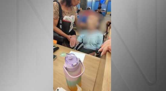 Mulher leva morto em cadeira de rodas ao banco e tenta sacar empréstimo de R$ 17 mil no RJ | CNN Brasil