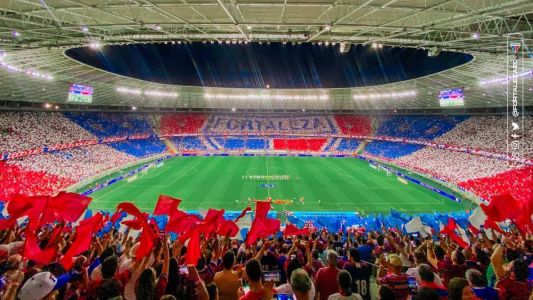 Mosaico com as 50 mil bandeirinhas da torcida do Fortaleza nesta quinta-feira