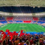 Mosaico da torcida do Fortaleza colore Castelão com 50 mil bandeirinhas