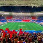 Mosaico da torcida do Fortaleza colore Castelão com 50 mil bandeirinhas