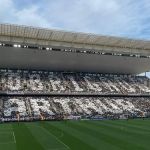 Torcida do Corinthians homenageia Arthur Elias na decisão do Brasileirão Feminino 