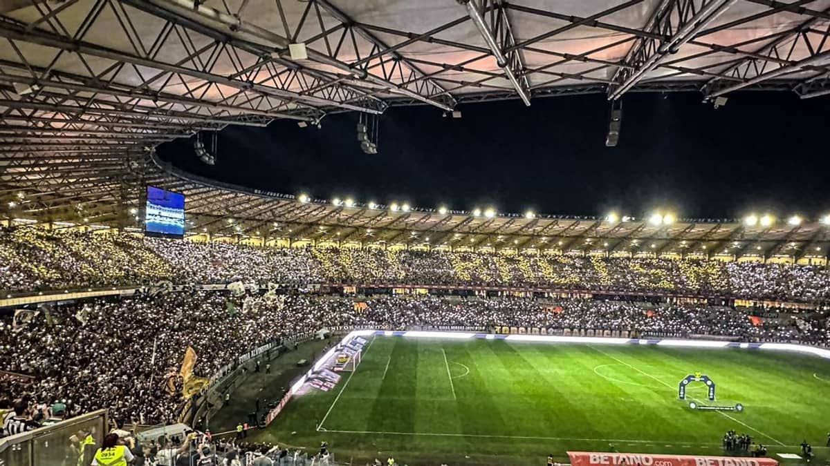 'No Racism': torcida do Atlético faz mosaico antes de jogo com Palmeiras