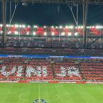 Torcida do Flamengo exibe mosaico e canta em apoio a Vini Jr no Maracanã; assista