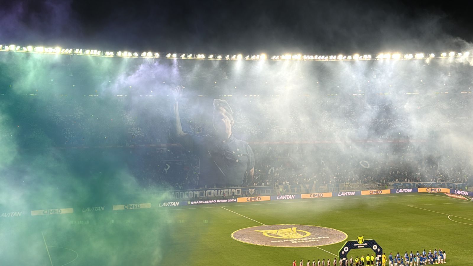 Torcida do Cruzeiro faz mosaico e homenageia Pedrinho antes de jogo no Mineirão
