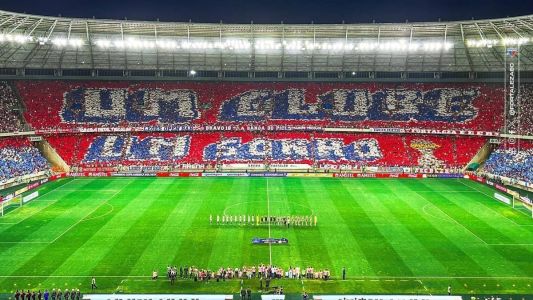 Mosaico e festa da torcida do Fortaleza na vitória sobre o Corinthians, que garantiu vaga na final da 'Sula'