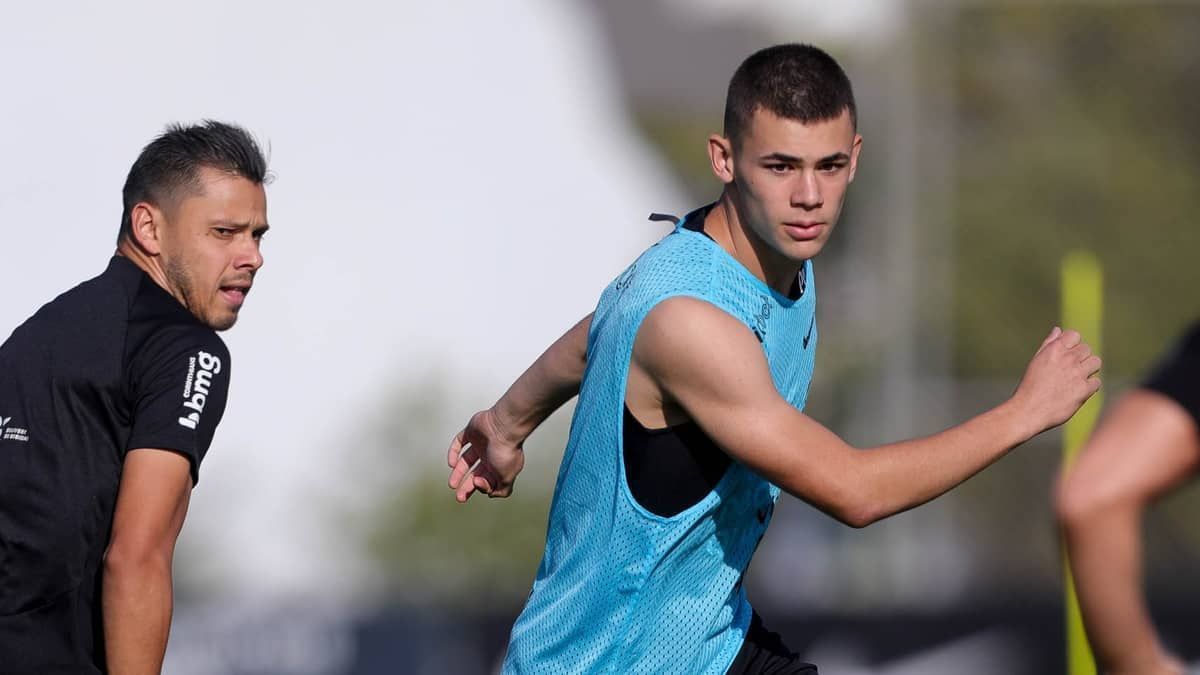 Moscardo vai a campo em treino do Corinthians antes do Inter