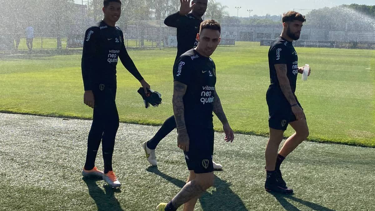 Mosquito e Renato Augusto participam de atividade em campo no Corinthians