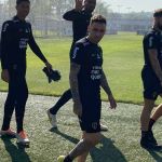 Mosquito e Renato Augusto participam de atividade em campo no Corinthians