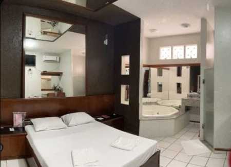 Os funcionários do motel desconfiaram que algo estava errado e acionaram a PM. Ao entrar no quarto, a enfermeira estava pendurada por uma toalha e as duas crianças mortas na cama.