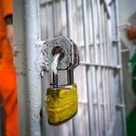 Detentos fazem rebelião em presídio no Acre, deixam um agente ferido e mantém outro como refém 