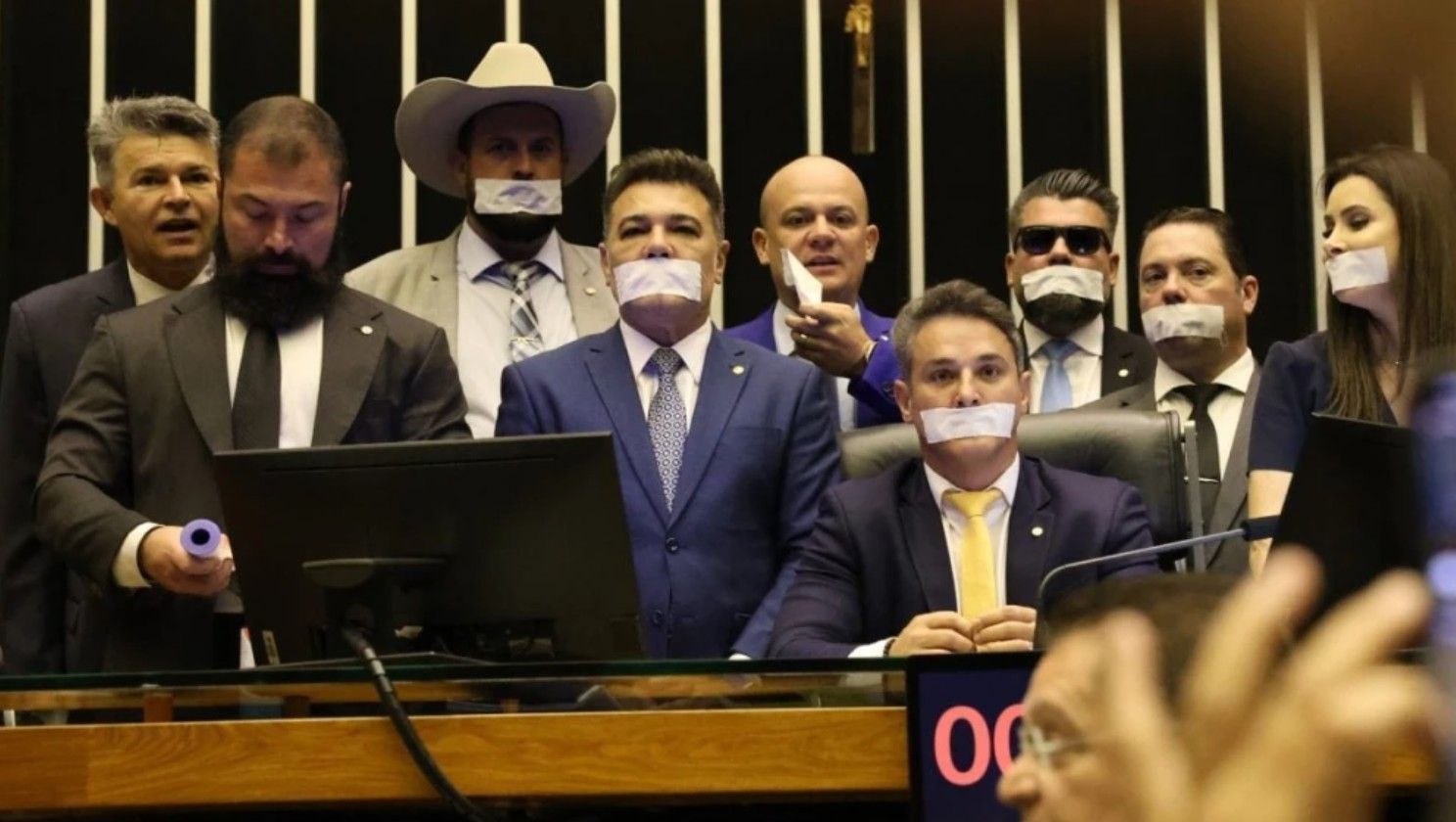 Conselho de Ética abre processo contra deputados por invasão do plenário