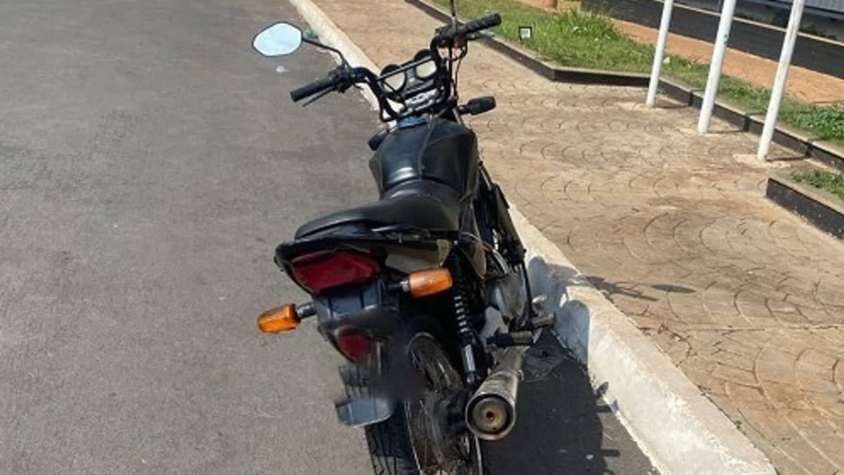 PM encontra moto adulterada e com R$ 285 mil em multas parada em local proibido
