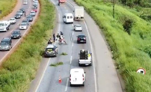 Vídeo: acidente com caminhão e moto deixa dois feridos na BR-040, em Ribeirão das Neves