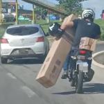 Black Friday? Motociclista é flagrado com caixa enorme no Anel Rodoviário de BH; veja
