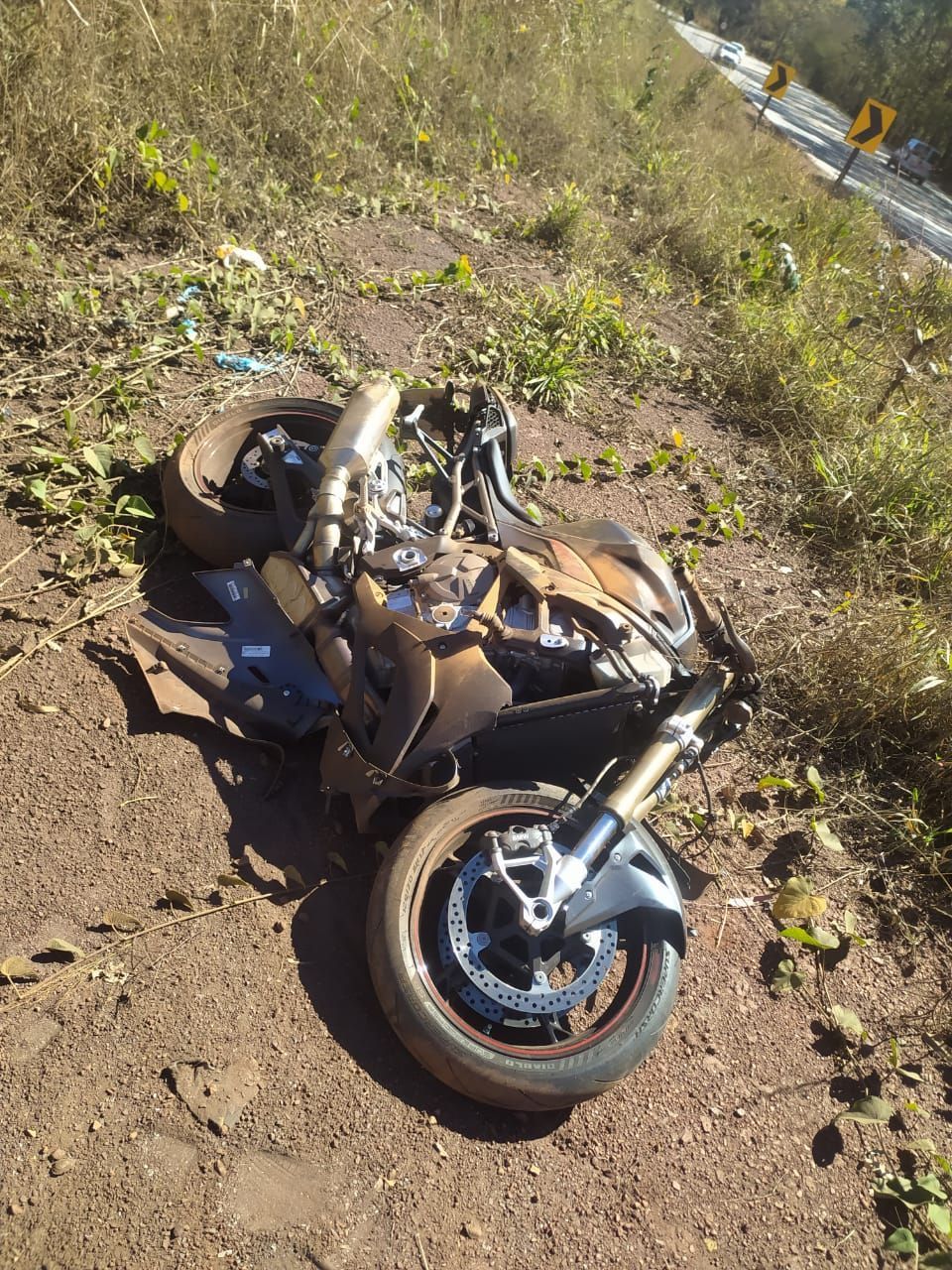 Motociclista morre ao bater BMW em placa de sinalização na BR-356, em Itabirito