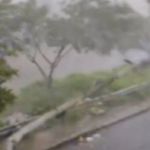 Poste cai segundos após motociclista passar durante temporal em BH