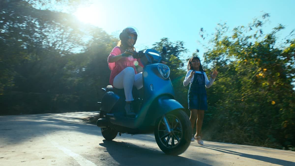 VÍDEO | Moto elétrica se equilibra sozinha e não cai quando para