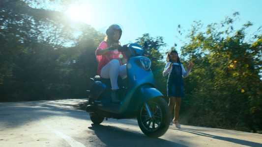 Moto elétrica dá ré sozinha a partir de comando de voz e não cai quando para