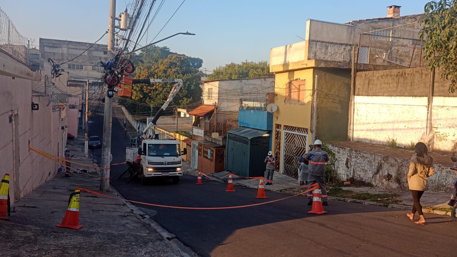 Vídeo: balão gigante cai, causa incêndio e deixa moradores sem energia em região de São Paulo