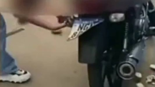 Moto foi destruída por adolescentes