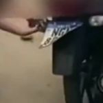 Adolescentes descobrem namorar o mesmo homem e quebram moto dele; VÍDEO