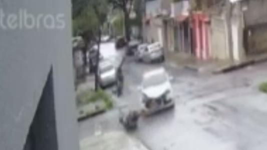 Foto mostra acidente entre moto e carro em Belo Horizonte