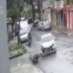 Vídeo: jovem ignora placa de pare, bate moto furtada e é arremessado em rua de BH